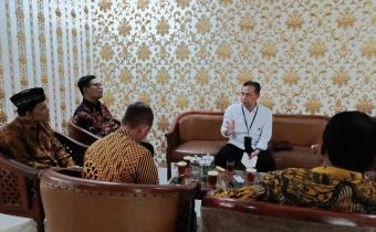 Dalam upaya memperkuat demokrasi dari tingkat kalurahan, Bawaslu Kabupaten Bantul melaksanakan kegiatan konsolidasi demokrasi bersama Pemerintah Kalurahan dan Badan Musyawarah Kalurahan (Bamuskal) Kalurahan Banguntapan, Rabu (21/10/2026)